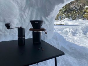 自作カマクラの中でコーヒー