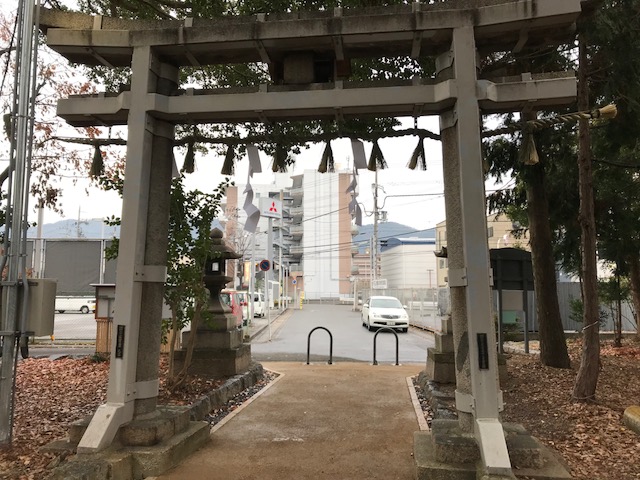 デザオ建設　神社鳥居　氏神さん