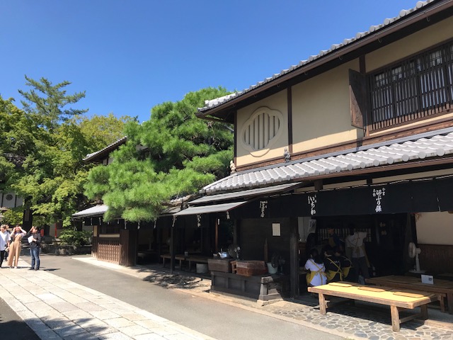 お店の前にて